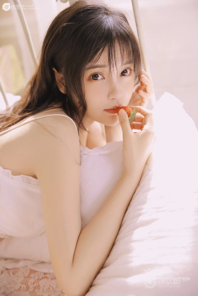 长发气质美丽女孩白色礼裙短裤纤细线条线条感动人室内写真图片