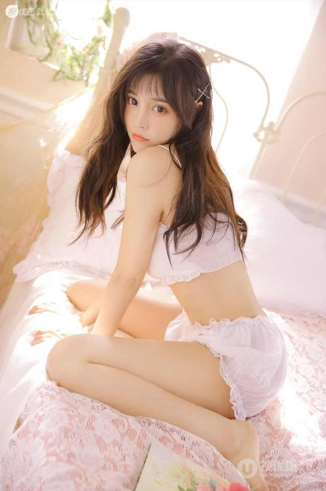 长发气质美丽女孩白色礼裙短裤纤细线条线条感动人室内写真图片