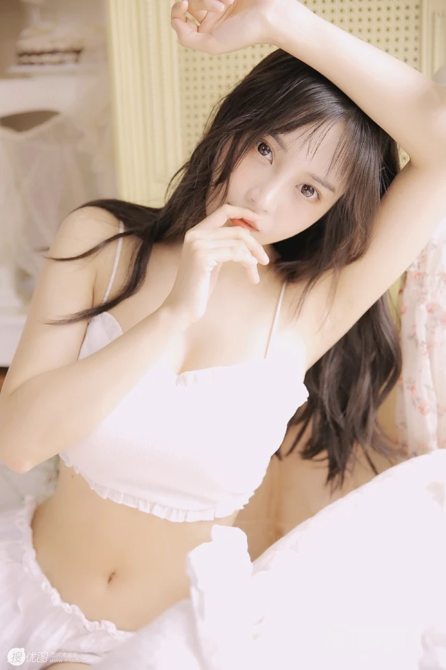 长发气质美丽女孩白色礼裙短裤纤细线条线条感动人室内写真图片