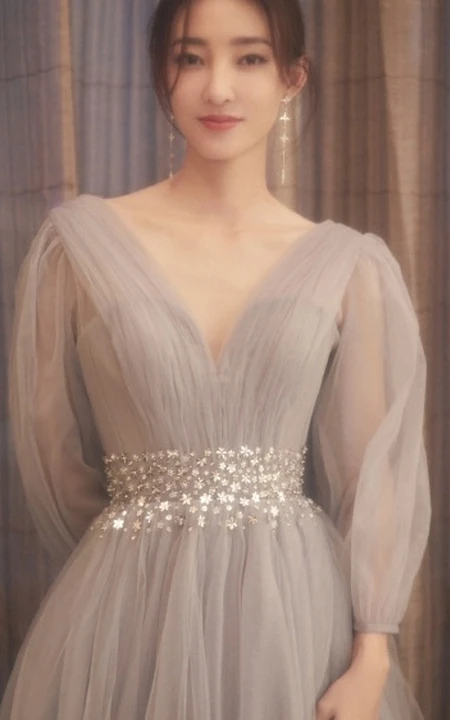 王丽坤灰色V领轻纱礼服长裙婉约柔美写真图片
