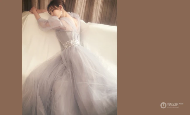 王丽坤灰色V领轻纱礼服长裙婉约柔美写真图片
