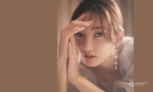 王丽坤灰色V领轻纱礼服长裙婉约柔美写真图片