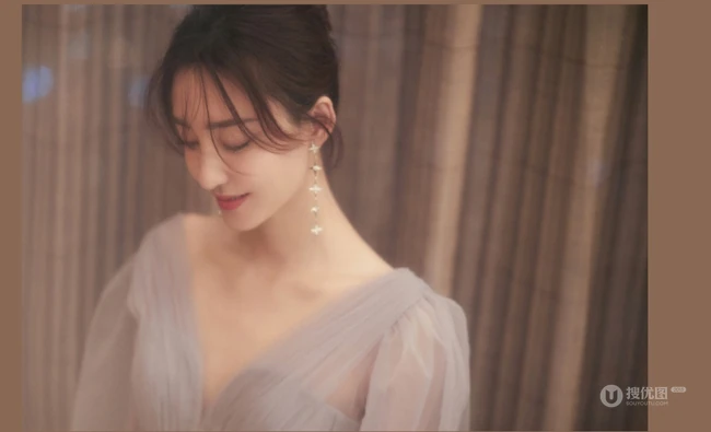 王丽坤灰色V领轻纱礼服长裙婉约柔美写真图片