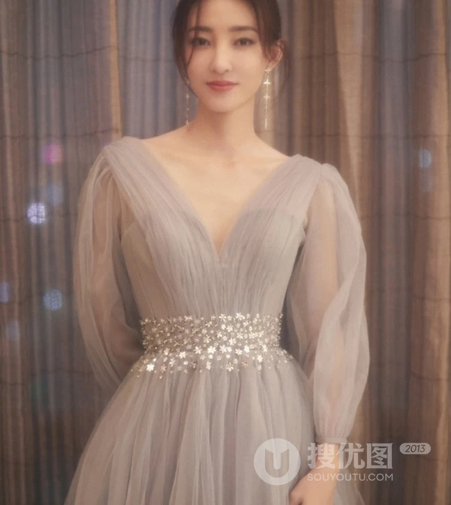 王丽坤灰色V领轻纱礼服长裙婉约柔美写真图片