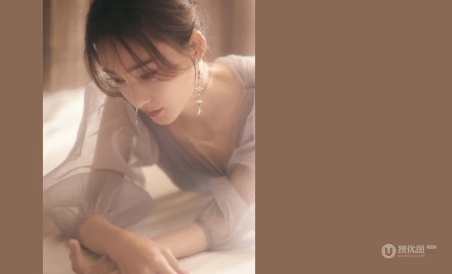 王丽坤灰色V领轻纱礼服长裙婉约柔美写真图片