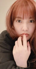 杨丞琳大头照，台湾女生杨丞琳微博晒日常自拍搞怪照片