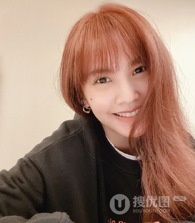 杨丞琳大头照，台湾女生杨丞琳微博晒日常自拍搞怪照片