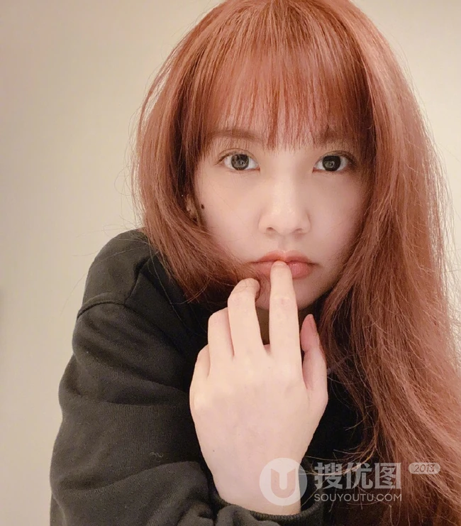 杨丞琳大头照，台湾女生杨丞琳微博晒日常自拍搞怪照片