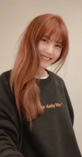 杨丞琳大头照，台湾女生杨丞琳微博晒日常自拍搞怪照片