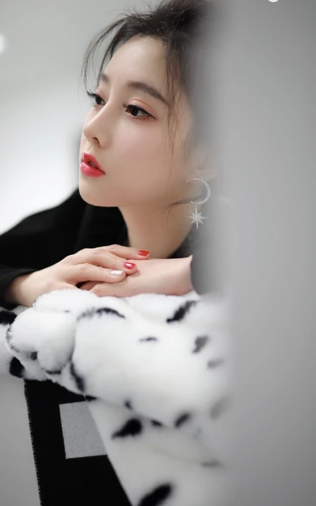 冯提莫黑衣短裙丸子头活动写真照，身材娇小线条感白皙