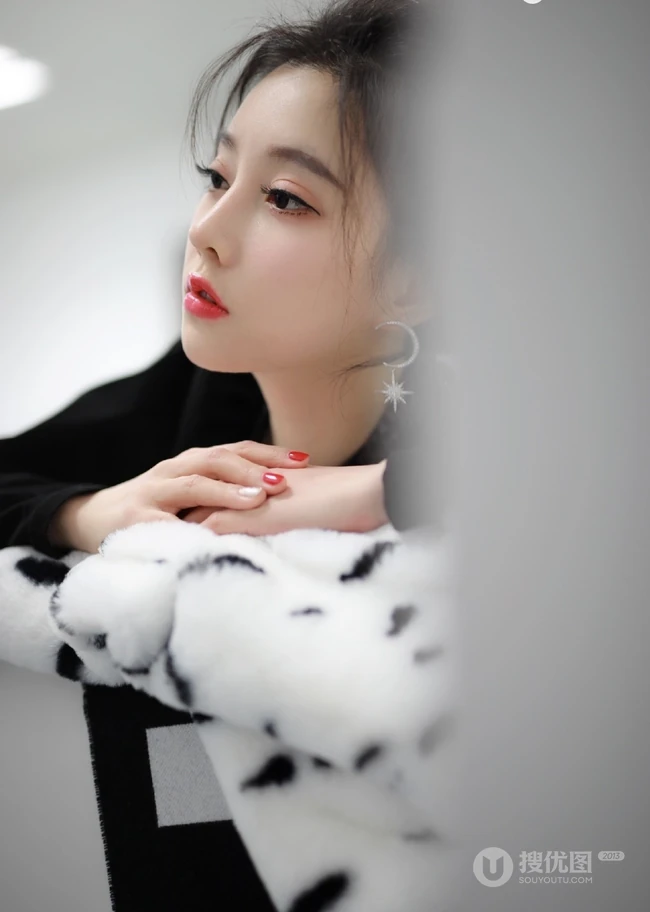 冯提莫黑衣短裙丸子头活动写真照，身材娇小线条感白皙