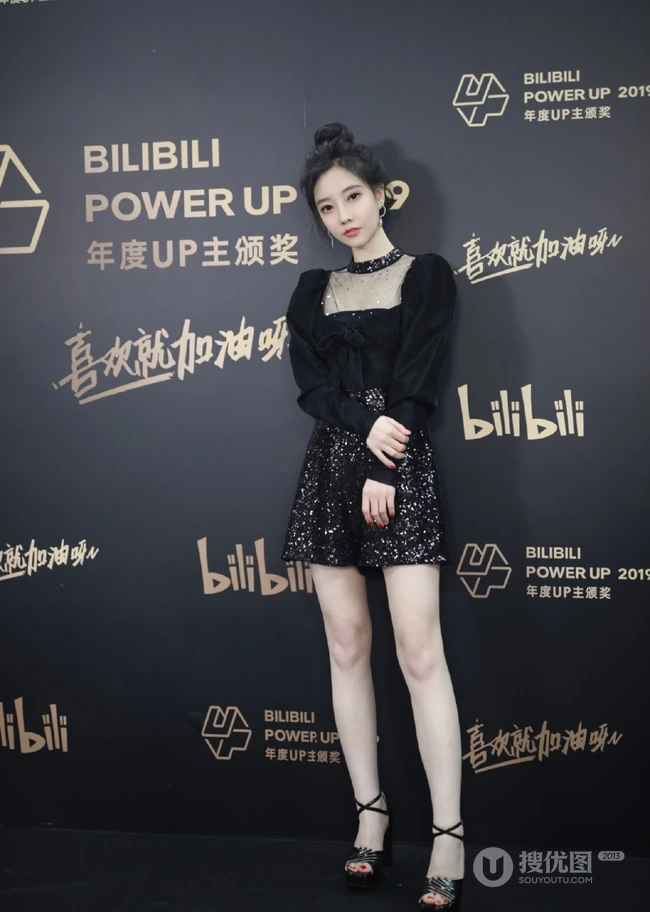 冯提莫黑衣短裙丸子头活动写真照，身材娇小线条感白皙