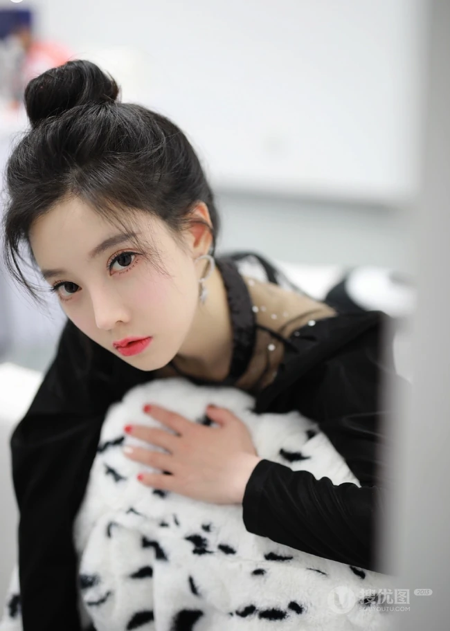 冯提莫黑衣短裙丸子头活动写真照，身材娇小线条感白皙