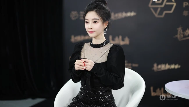 冯提莫黑衣短裙丸子头活动写真照，身材娇小线条感白皙