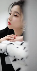 冯提莫黑衣短裙丸子头活动写真照，身材娇小线条感白皙