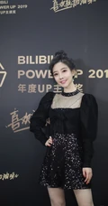 冯提莫黑衣短裙丸子头活动写真照，身材娇小线条感白皙