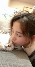 陈瑶日常生活照，演员陈瑶微博晒私服逗猫可爱生活照