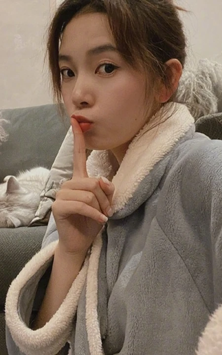 陈瑶日常生活照，演员陈瑶微博晒私服逗猫可爱生活照