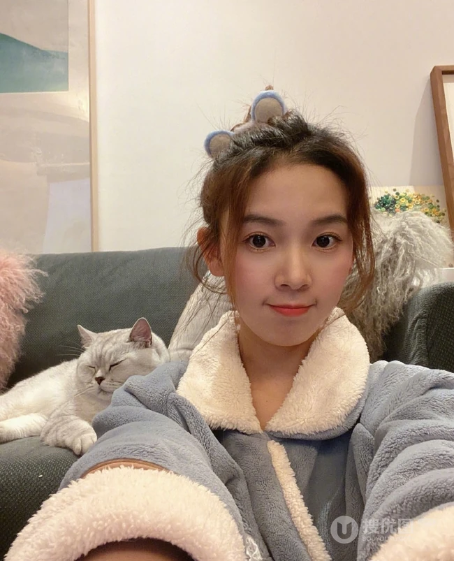 陈瑶日常生活照，演员陈瑶微博晒私服逗猫可爱生活照