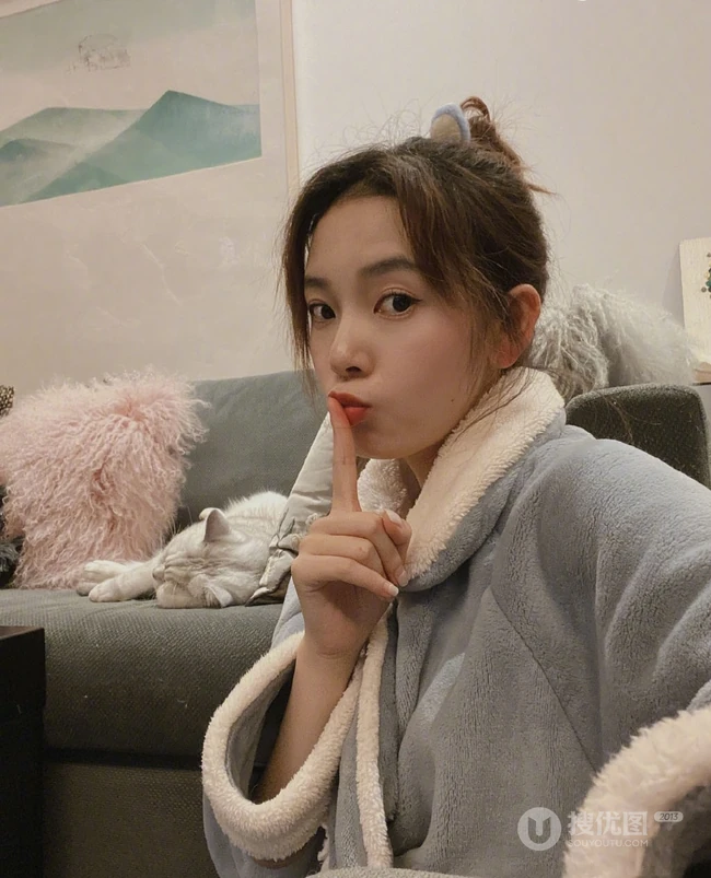 陈瑶日常生活照，演员陈瑶微博晒私服逗猫可爱生活照