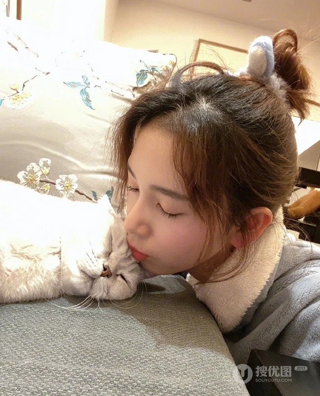 陈瑶日常生活照，演员陈瑶微博晒私服逗猫可爱生活照