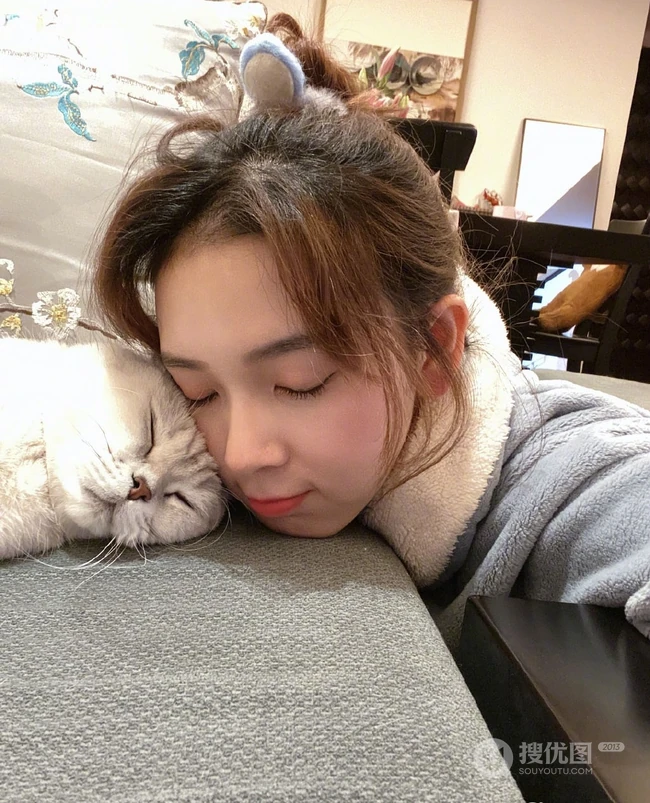 陈瑶日常生活照，演员陈瑶微博晒私服逗猫可爱生活照