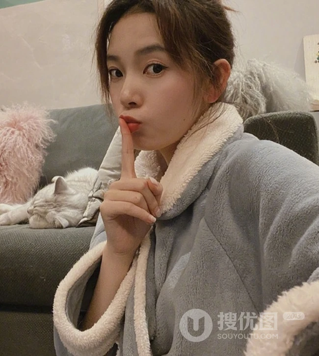 陈瑶日常生活照，演员陈瑶微博晒私服逗猫可爱生活照