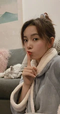 陈瑶日常生活照，演员陈瑶微博晒私服逗猫可爱生活照