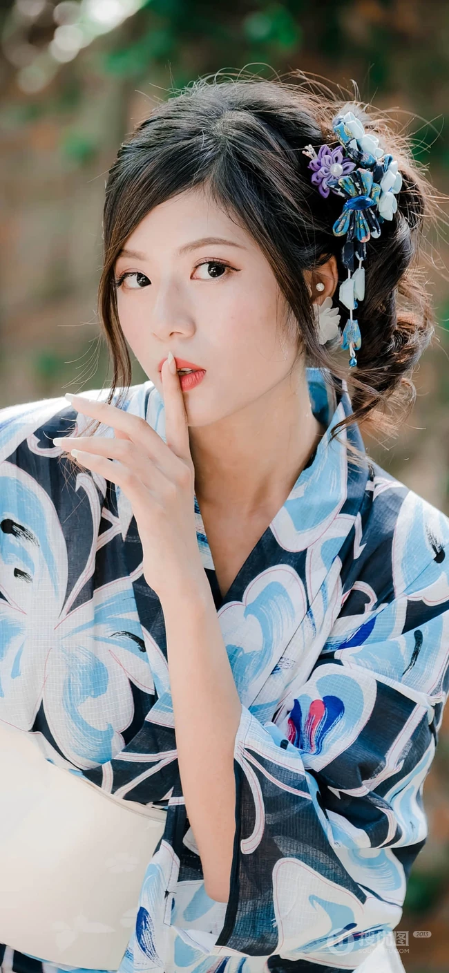 长发性感大胸美女手机壁纸推荐