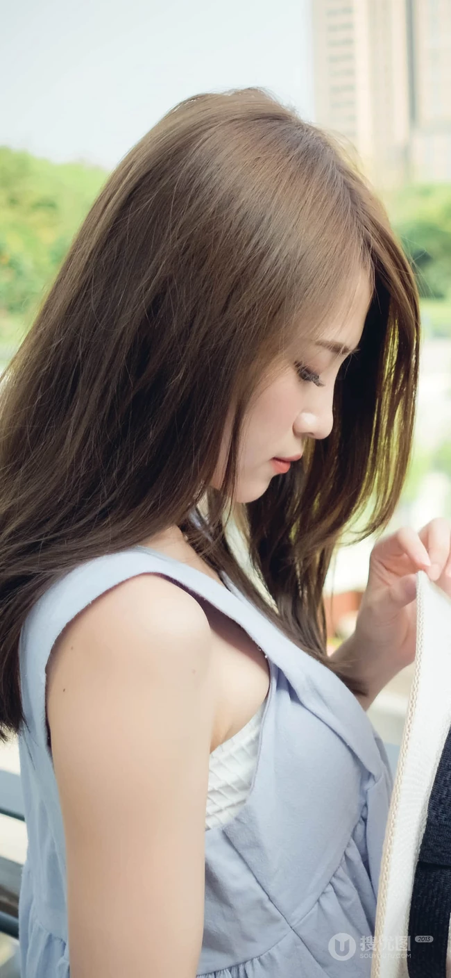 长发性感大胸美女手机壁纸推荐