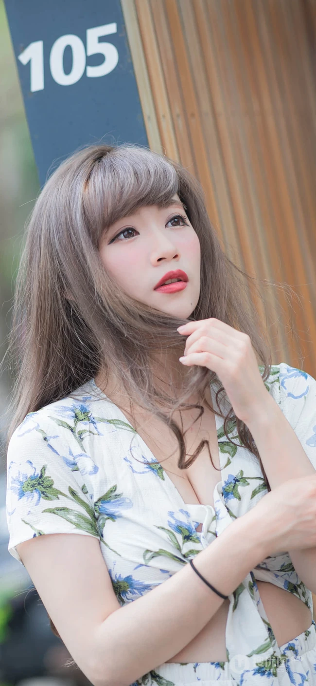 长发性感大胸美女手机壁纸推荐
