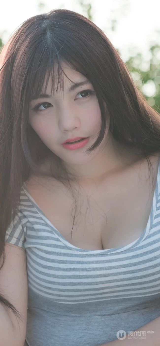 长发性感大胸美女手机壁纸推荐