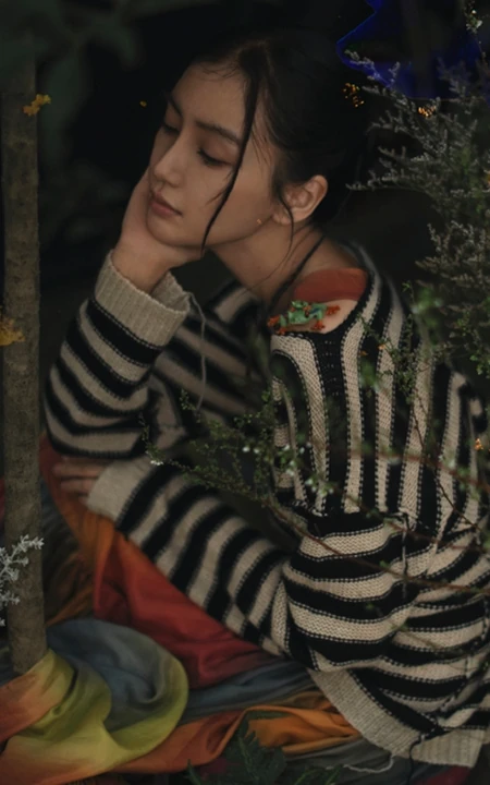 angelababy梦幻花园个性写真，化身丛林绿枝中捕捉生命的花匠
