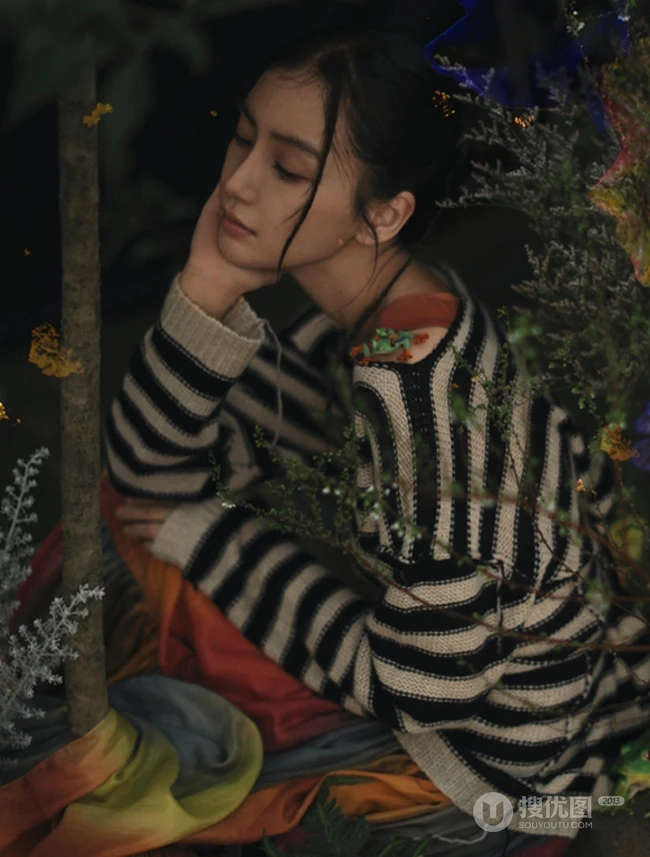 angelababy梦幻花园个性写真，化身丛林绿枝中捕捉生命的花匠