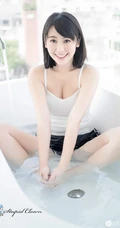 日系女生肩带背心运动短裤热裤浴室清透气质写真图片