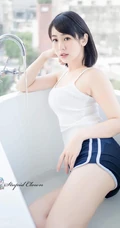 日系女生肩带背心运动短裤热裤浴室清透气质写真图片