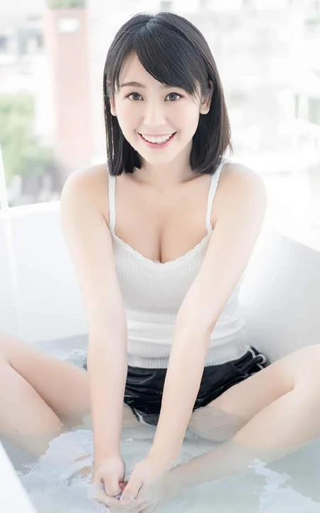 日系女生肩带背心运动短裤热裤浴室清透气质写真图片