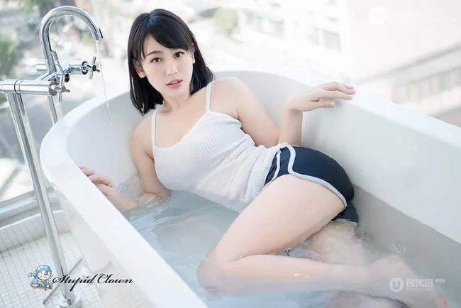 日系女生肩带背心运动短裤热裤浴室清透气质写真图片