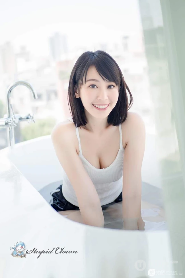 日系女生肩带背心运动短裤热裤浴室清透气质写真图片