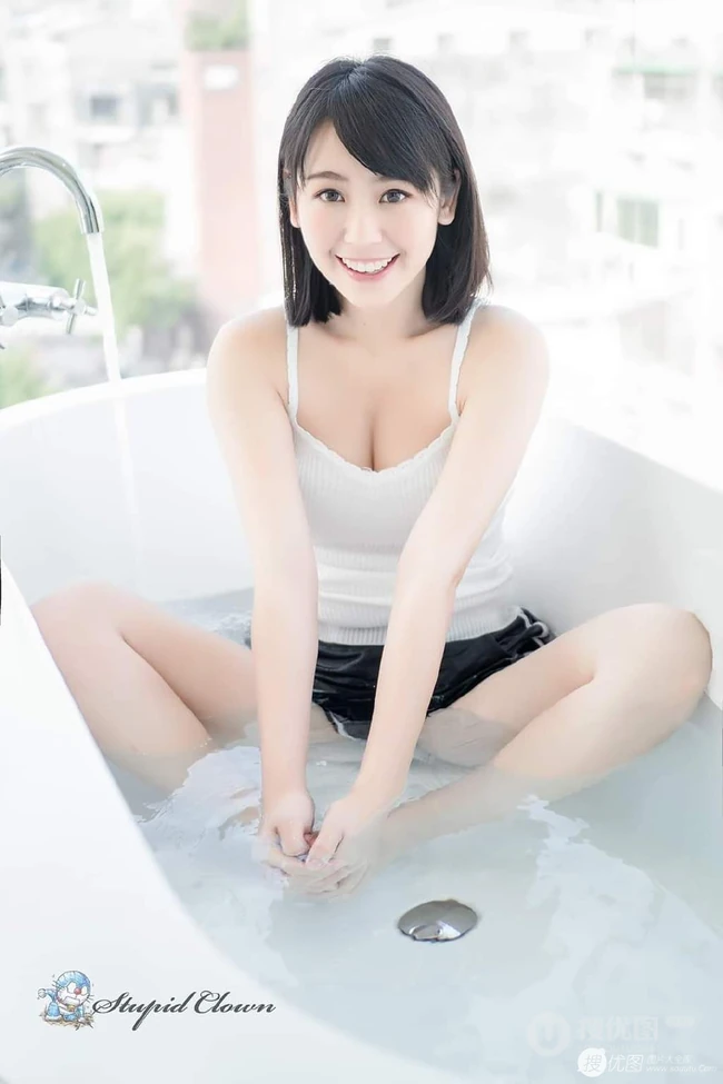 日系女生肩带背心运动短裤热裤浴室清透气质写真图片