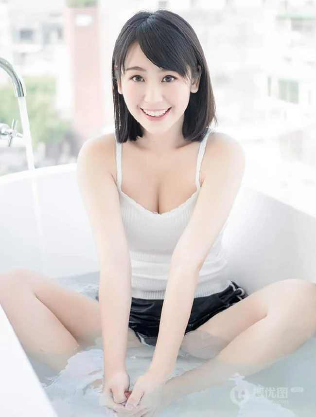 日系女生肩带背心运动短裤热裤浴室清透气质写真图片