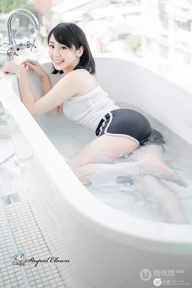 日系女生肩带背心运动短裤热裤浴室清透气质写真图片