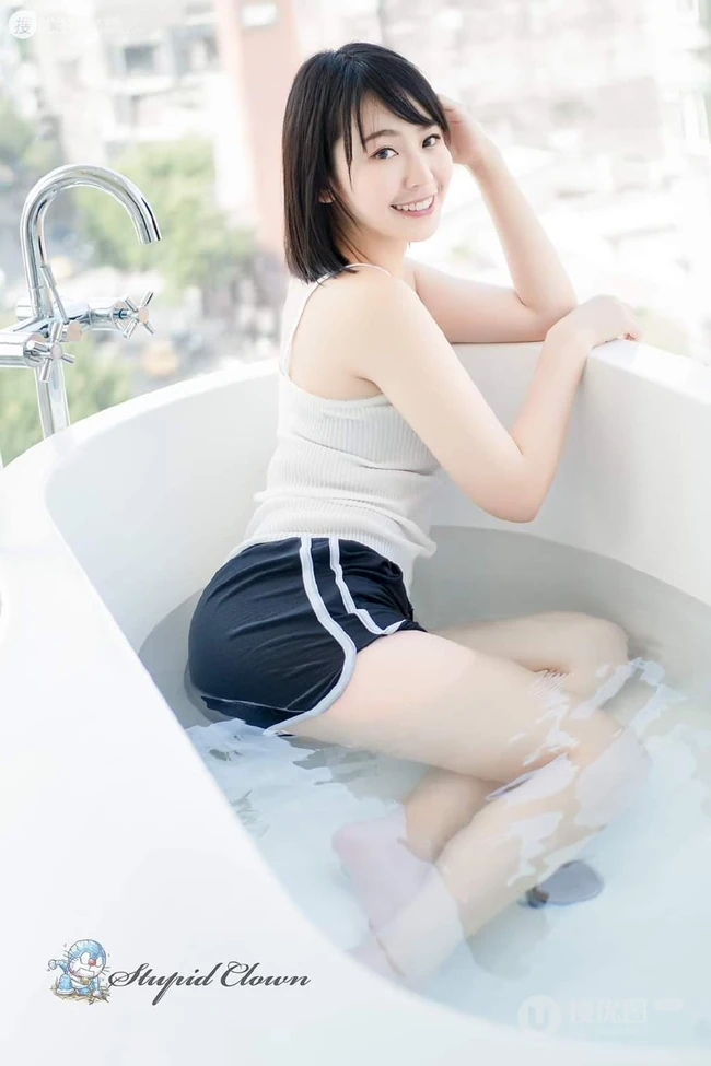 日系女生肩带背心运动短裤热裤浴室清透气质写真图片