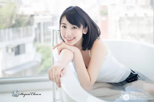 日系女生肩带背心运动短裤热裤浴室清透气质写真图片