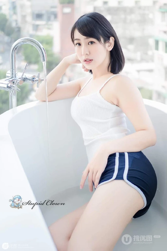 日系女生肩带背心运动短裤热裤浴室清透气质写真图片