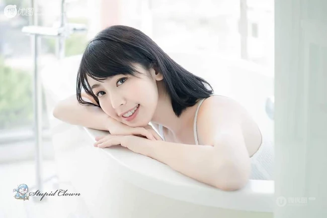 日系女生肩带背心运动短裤热裤浴室清透气质写真图片