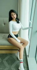 线条少女张馨彤紧身背心运动短裤气质线条感室内写真照