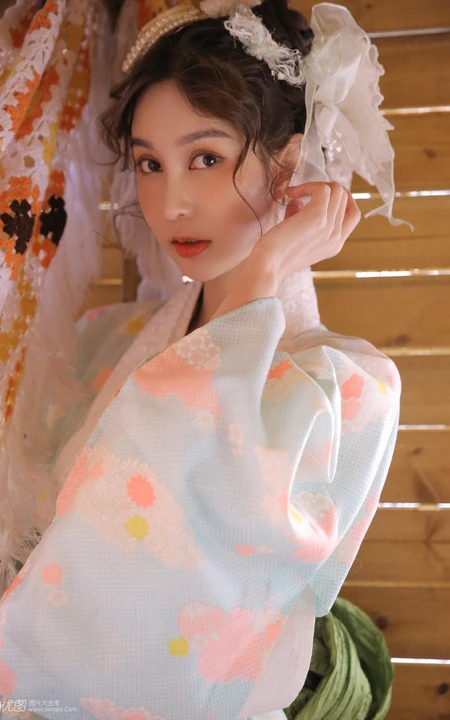 清纯古装少女阳光小木屋清新写真，阳光明媚早踏春
