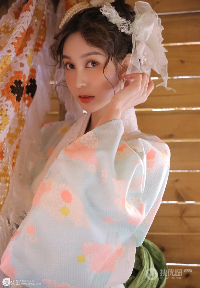 清纯古装少女阳光小木屋清新写真，阳光明媚早踏春