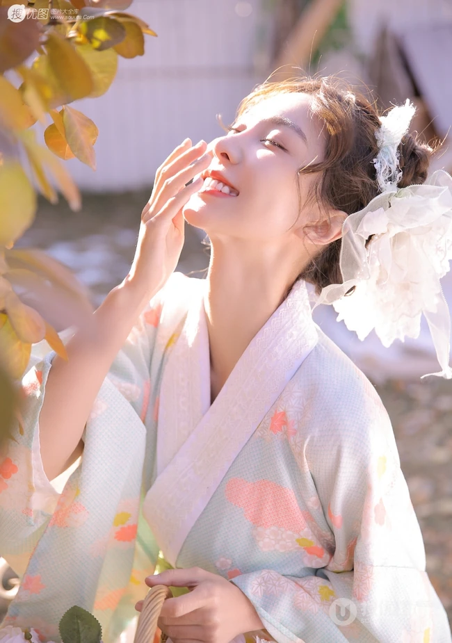 清纯古装少女阳光小木屋清新写真，阳光明媚早踏春